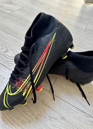 Оригінальні футбольні бутси — nike mercurial superfly 8 academy mg у чорному кольорі з яскравими жовтими та червоними акцентами.розмір 40