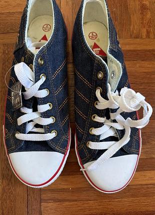 Нові джинсові кеди бренду lee cooper, виконані в класичному стилі з темно-синього деніму з контрастною строчкою 39,5 uk 🇬🇧