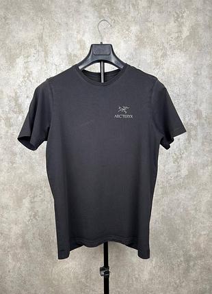 Чорна чоловіча футболка arc'teryx emblem у стилі gorpcore розмір s