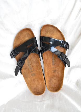 Женские шлепанцы birkenstock yao balance в черном цвете с лакированным покрытием birko-flor 40 размер