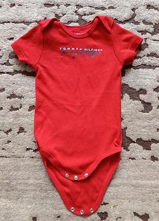 Бодик универсальный, красного цвета, на 18 месяцев, tommy hilfiger.