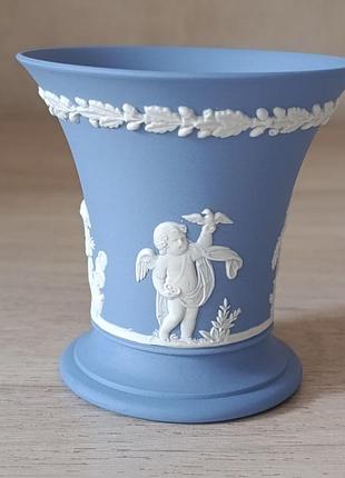 Wedgwood винтажная небольшая ваза из яшмового фарфора "четыре времени года" высота 8,5 см, голубой бисквит, английская