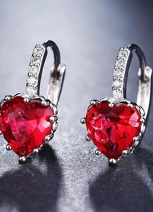 Сережки сріблястого кольру з червоним сердечком