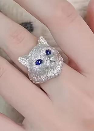 Каблочка серебристого цвета с изменением размера в виде котенка