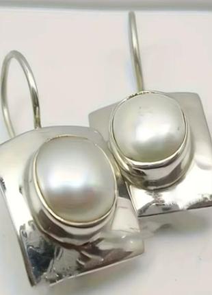 Стильные серьги серебристого цвета с искусственным жемчужным камнем