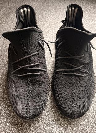 Чорні кросівки в стилі adidas yeezy boost 350 v2