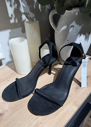 Чорні босоніжки жіночі topshop з натуральної замші на шпильці 39 розмір