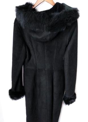 Легкая дубленка пальто миди черная овчина с капюшоном на пуговицах4 фото