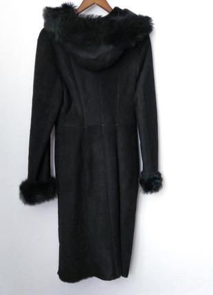 Легкая дубленка пальто миди черная овчина с капюшоном на пуговицах3 фото