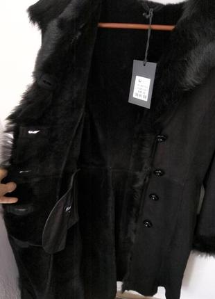 Легкая дубленка пальто миди черная овчина с капюшоном на пуговицах7 фото