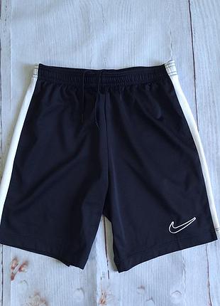 Спортивные шорты nike указан рост 137-147