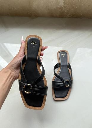 Лаконічні шльопки zara