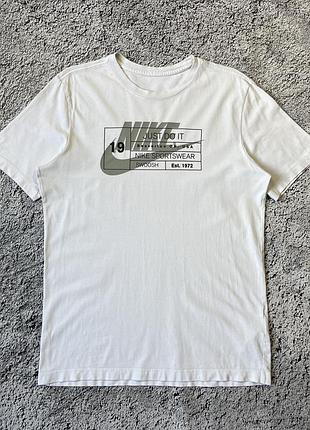 Класична футболка nike sportswear розмір м