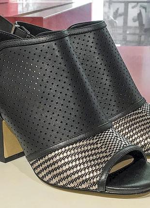 Жіночі босоніжки бренду bata мають чорний перфорований верх із натуральної шкіри та стійкий каблук розмір 37