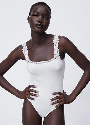 Боди женское zara белое в рубчик с кружевом на бретелях xs-s