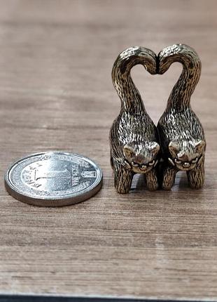 Фигурка статуэтка сувенир латунная кот кошка латунь сердце хвостики
