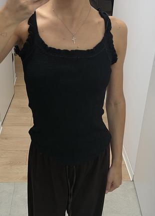 Чорна вʼязана майка