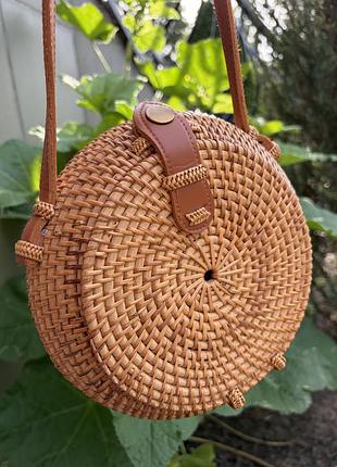 Кругла ротангова сумочка urban outfitters circle bag