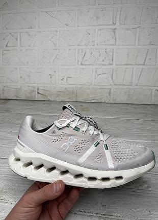 Модные женские кроссовки on cloudsurfer в цвете pearl ivory