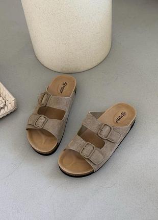 Замшеві шльопанці з пряжками на корковій підошві в стилі birkenstock bessky жіночі темно-бежевий 36 (23,5 см) код: bl5128 d-beige