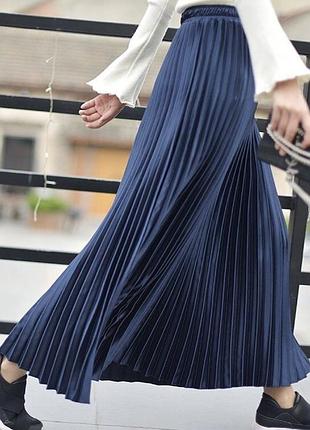 Плісерована атласна міді спідниця глибокий синій колір zara