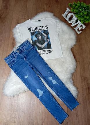 Набор на 8-9 лет футболка zara wednesday 
и стрейчевые джинсы с потертостями
