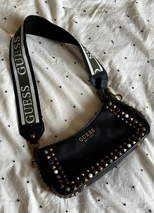 Чорна сумочка guess на плече