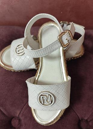 Белые босоножки river island
