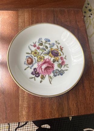 Маленька порцелянова тарілочка для дрібниць від royal worcester з витонченим квітковим візерунком та золотим обідком.
