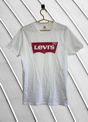 Чоловіча біла футболка levi's s m оригінал лівіс левайс базова футболка з логотипом на грудях бавовняна пряма бренд батвінг стан ідеал 46 48 літня