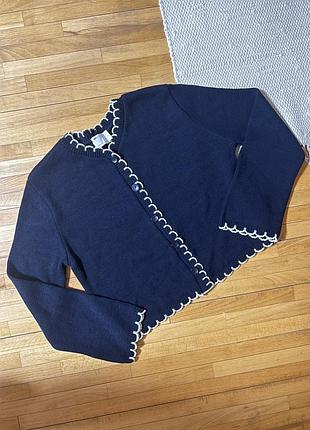 Темно‑синя кофта кардинал asos design, в’язана, біла строчка, ґудзики, розмір s, сучасний стиль.