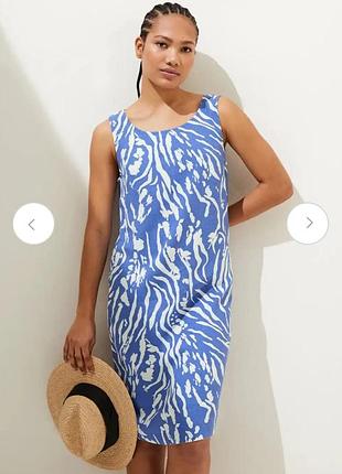 Платье-футляр от бренда marks &amp; spencer с абстрактным сине-белым принтом.