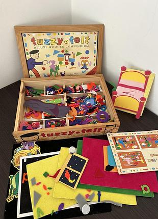 Набір — fuzzy-felt deluxe wooden compendium, що включає дуже багато повстяних елементів для створення картинок.