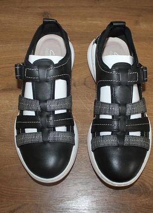 Жіночі чорні шкіряні босоніжки clarks teagan step з регульованим ремінцем на липучці та білою підошвою
