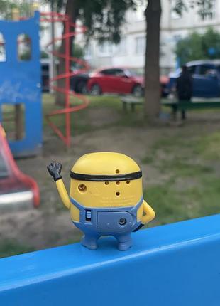 Іграшка з макдональдса 🌟колекція: міньйон 4
