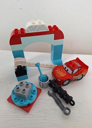 Лот деталей lego duplo тачки: мойка молнии макквина (+ 2 машинки)