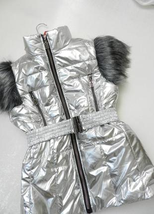 Тёплая жилетка от  костюма шикарно блестит, украшен мехом  жилетка пояс1 фото
