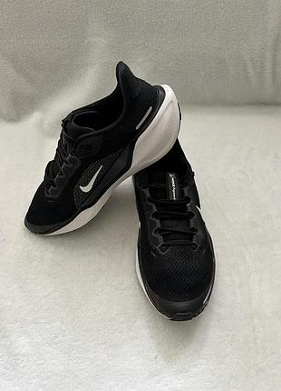 Кроссовки фирмы nike 37,5 размера по стельке 24,5 см