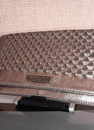 Кошелек-клатч на цепочке от burberry выполнен из металлизированной кожи