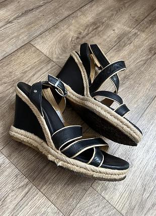 Красиві та стильні босоніжки від ugg ( 37,5 )