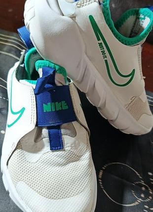 Детские кроссовки nike flex runner 2 белого цвета с зелеными и синими акцентами.