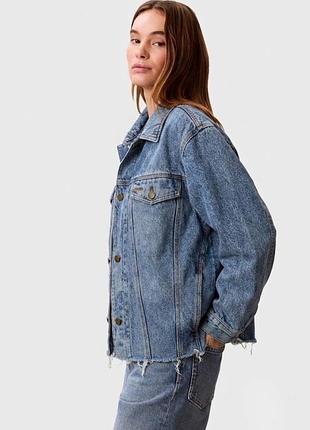 Голубая джинсовая куртка bershka с необработанным краем и эффектом состарения, с биркой
