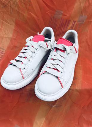 Кросівки  alexander mcqueen (модель oversized sneaker з яскраво-рожевими або неоново-кораловими деталями)