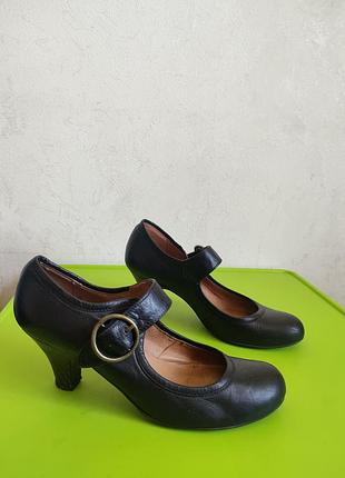Женские кожаные туфли в стиле мэри джейн 39/6 размера от бренда clarks