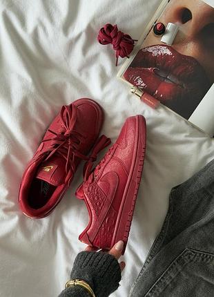 Женские кроссовки nike dunk croc red