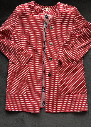 Піджак червоного кольору