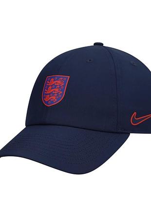Синя бейсболка nike england crest cap має червоний логотип з левами на передній частині.