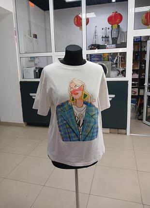 Біла футболка0 із зображенням дівчини в піджаку.