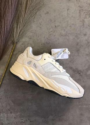 Бежеві замшеві кросівки адідас їзі буст 700 унісекс adidas yeezy boost 700 analog 37
