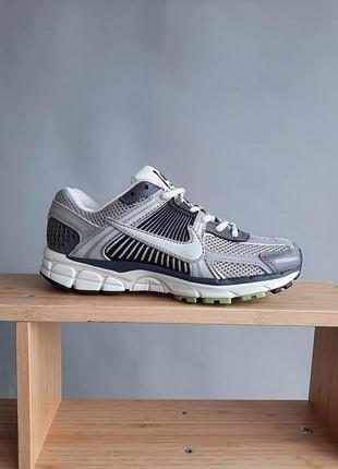 Серые кроссовки унисекс nike zoom vomero 5 grey х вомеро 45
